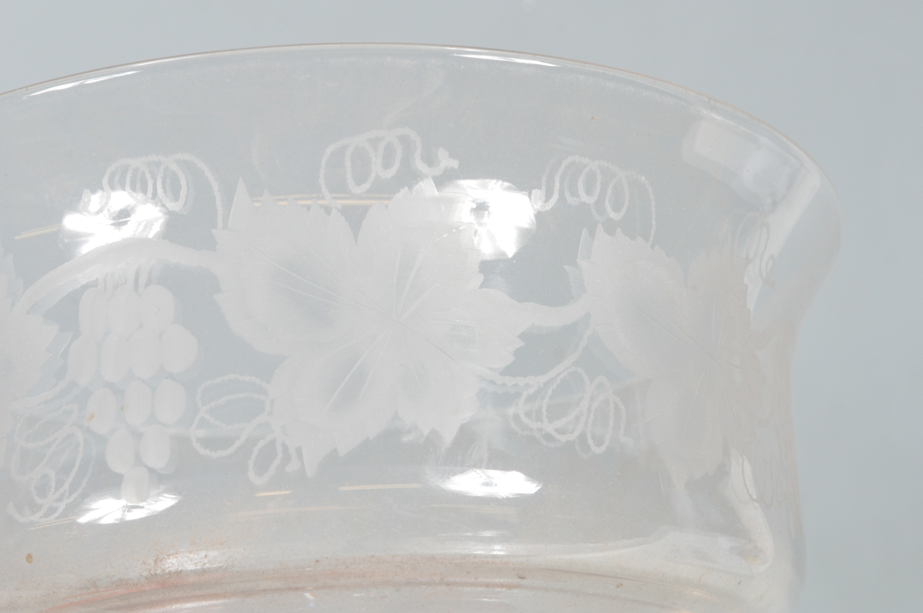 20TH CENTURY ETCHED GLASS CENTREPIECE BOWL. - Image 5 of 5