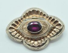 VICTORIAN YELLOW METAL MOURNING BROOCH WITH PURPLE STONE.
