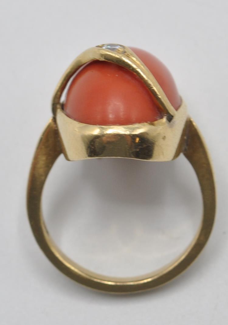 18CT GOLD CORAL AND DIAMOND COCKTAIL RING - Image 4 of 7
