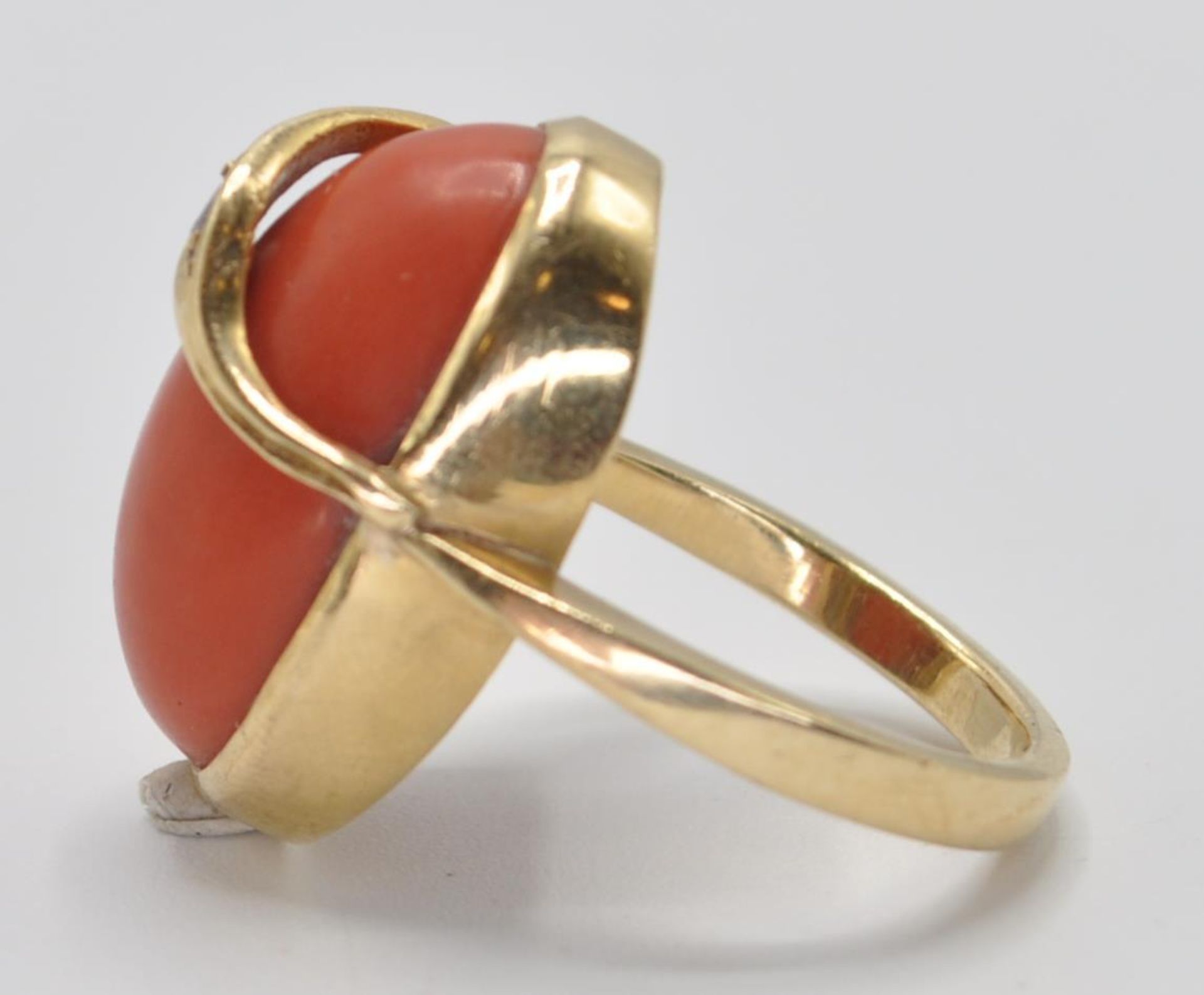 18CT GOLD CORAL AND DIAMOND COCKTAIL RING - Image 2 of 7