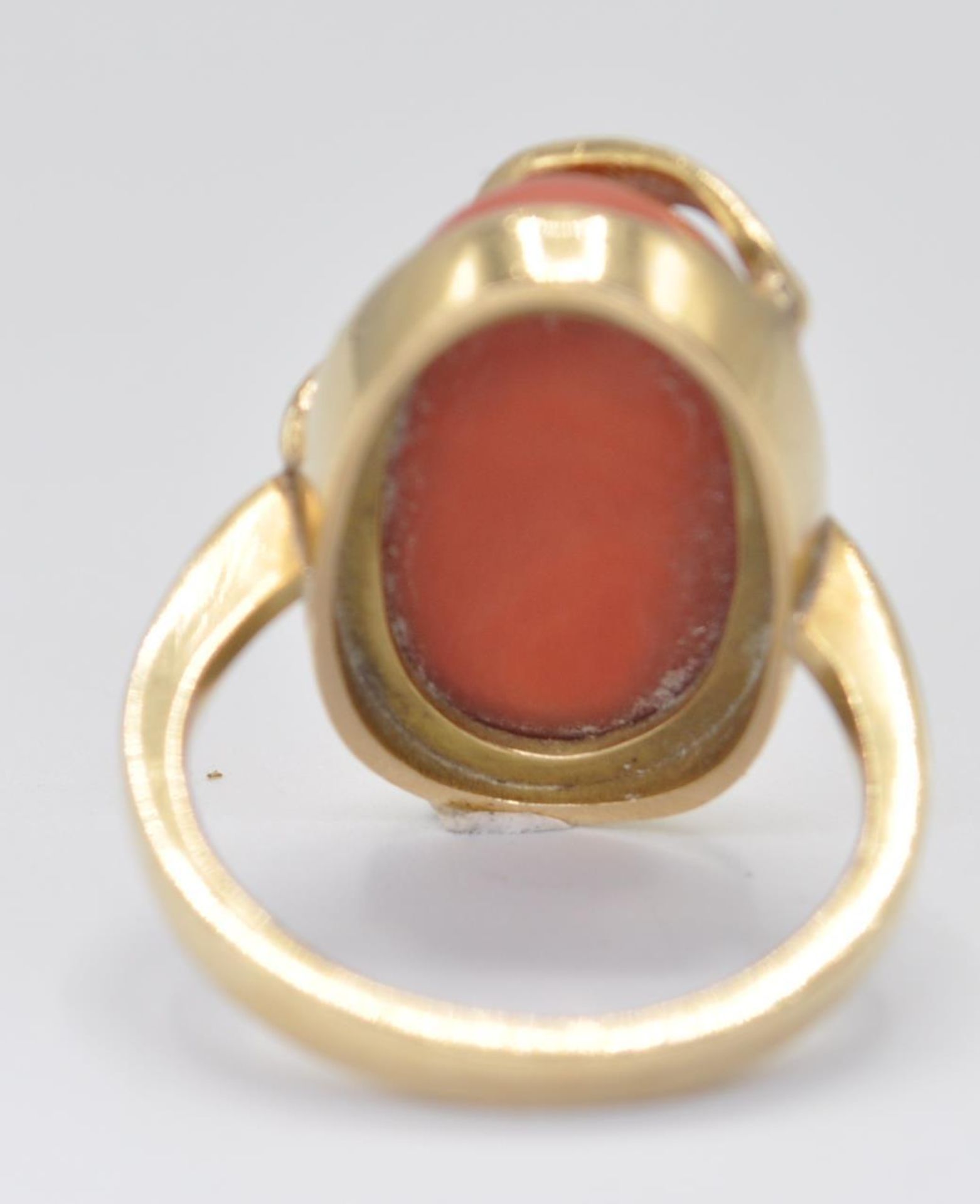18CT GOLD CORAL AND DIAMOND COCKTAIL RING - Image 5 of 7
