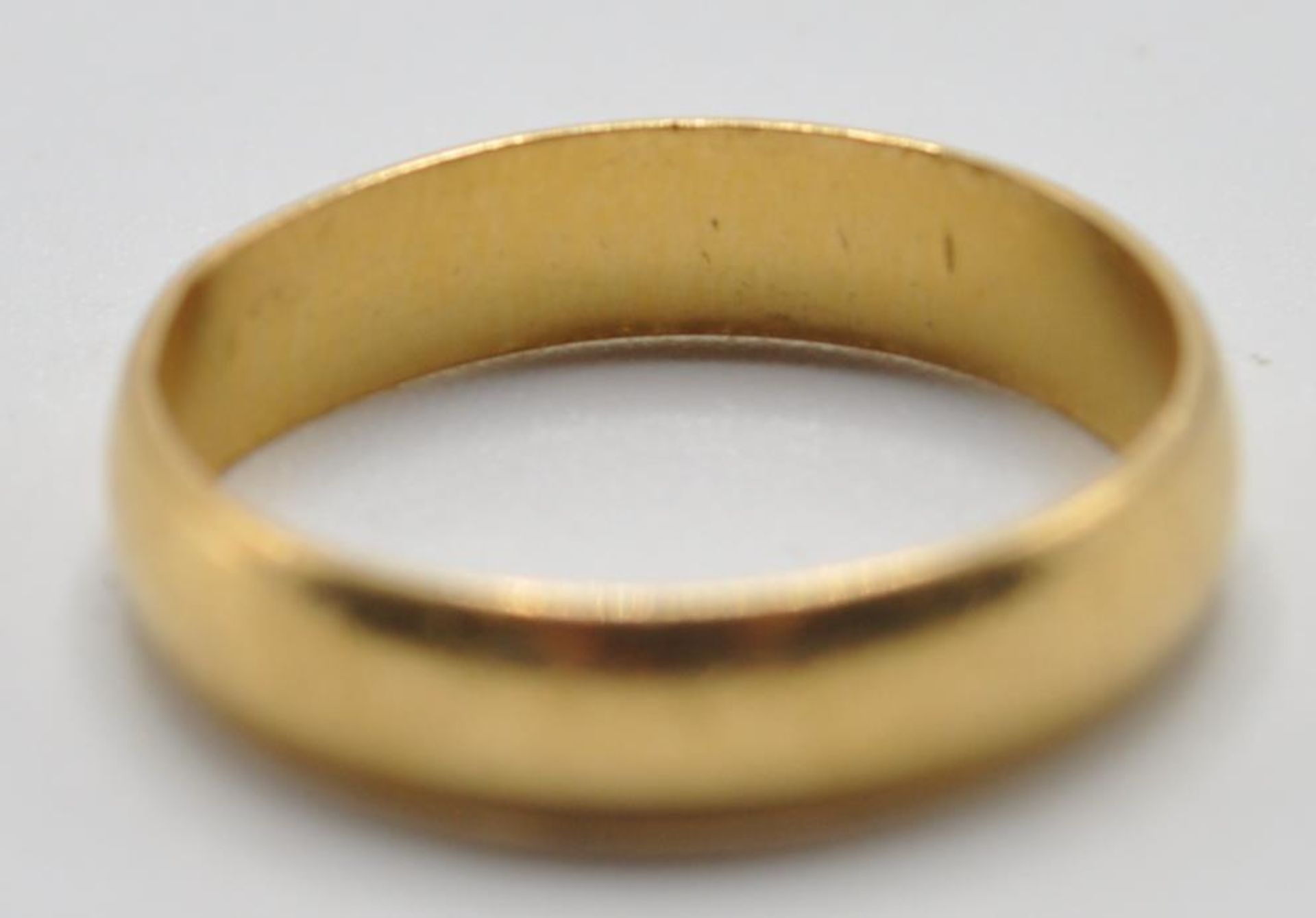 VICTORIAN 22CT GOLD BAND RING - Bild 5 aus 5