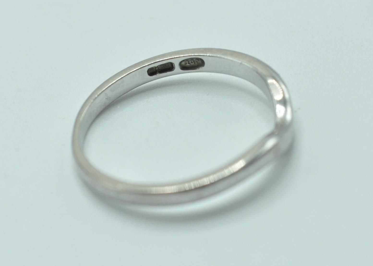 18CT WHITE GOLD AND DIAMOND RING AND 18CT GOLD BAND RING - Image 6 of 6