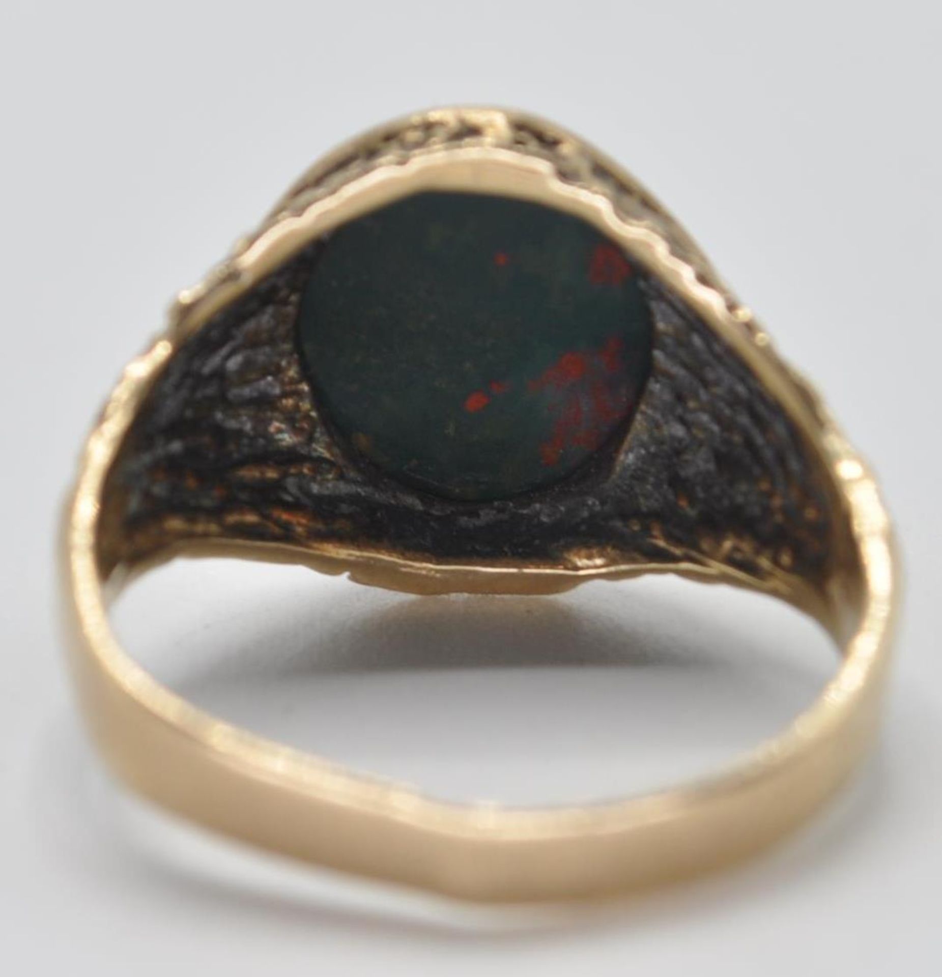 1970'S 9CT GOLD AND BLOODSTONE SIGNET RING - Bild 4 aus 6