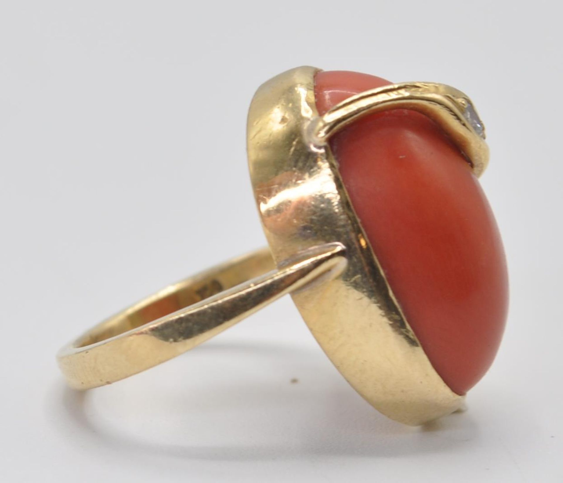 18CT GOLD CORAL AND DIAMOND COCKTAIL RING - Image 6 of 7