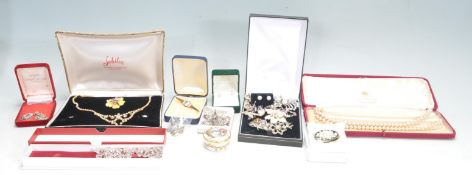 GROUP OF VINTAGE SILVER AND COSTUME JEWELLERY