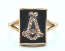 STAMOED 9CT GOLD BLACK ENAMELLED INITIAL RING.