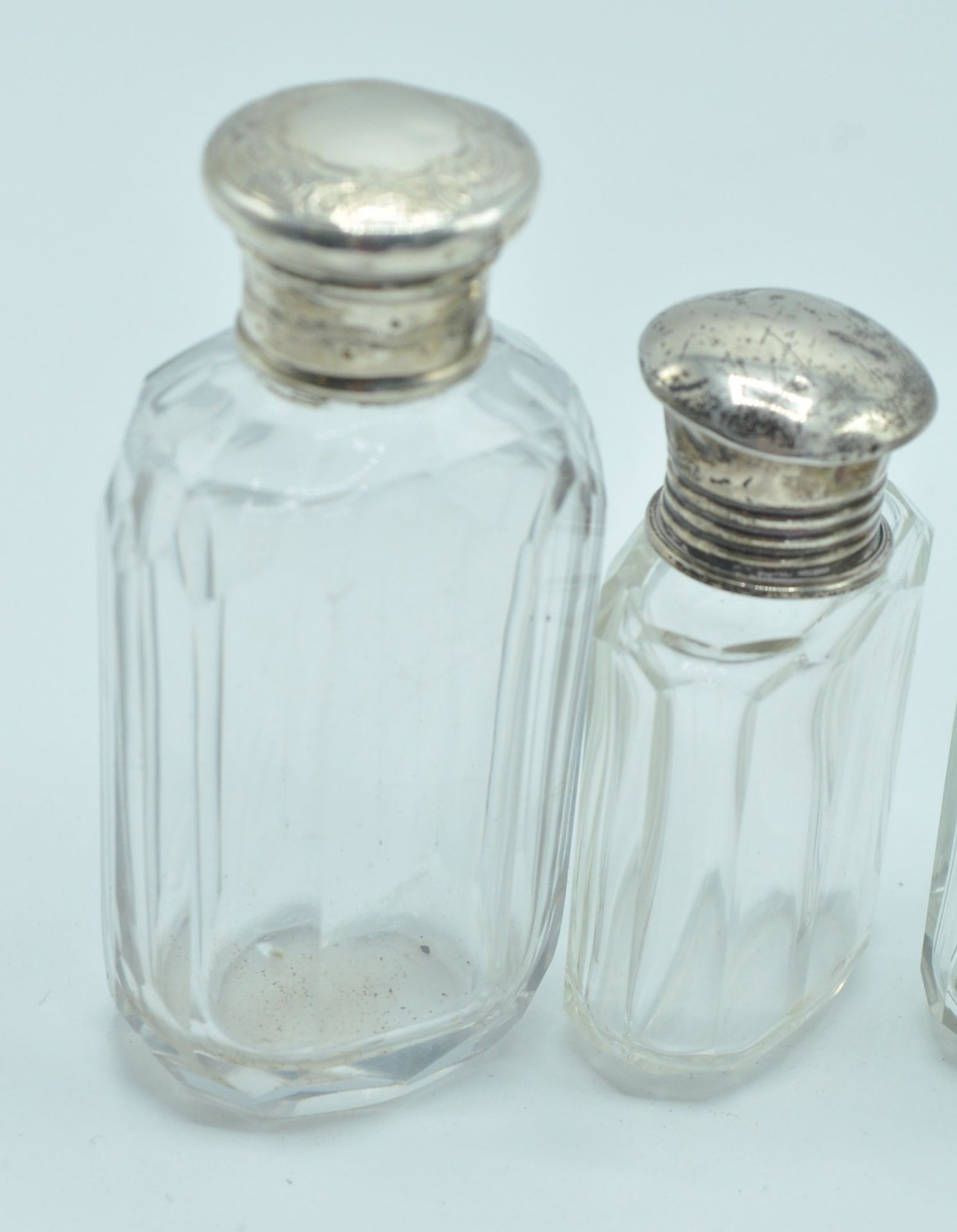 COLLECTION OF SIX ANTIQUE SILVER LIDDED VANITY POTS AND PERFUME BOTTLES. - Bild 2 aus 12