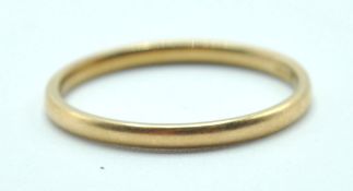 18CT GOLD STAMPED BAND RING.