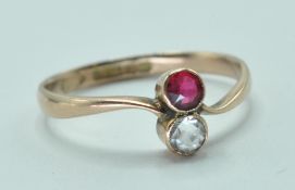 1920'S 9CT GOLD CROSSOVER RING SET WITH RED AND WHITE STONES