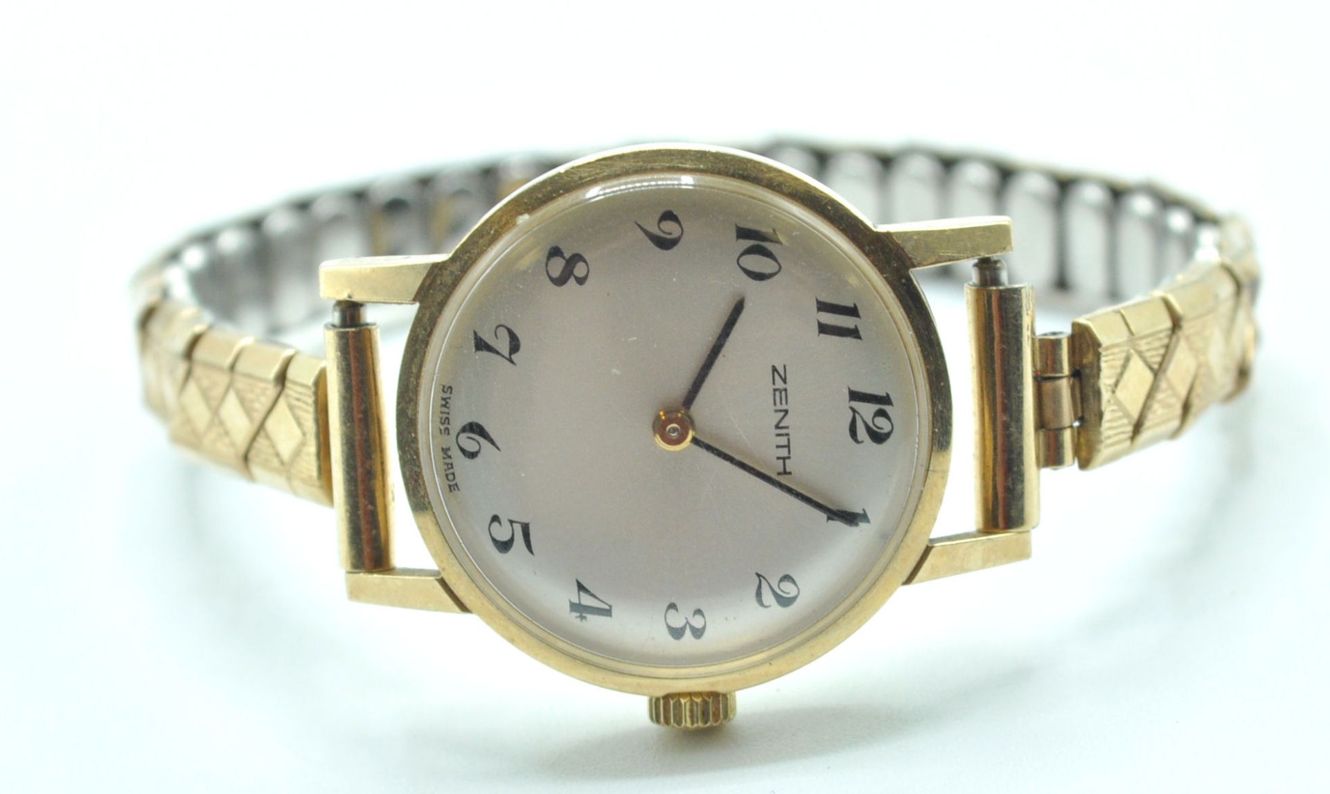 20TH CENTURY 17 JEWELS ZENITH LADIS WATCH IN A 9CT GOLD CASE.