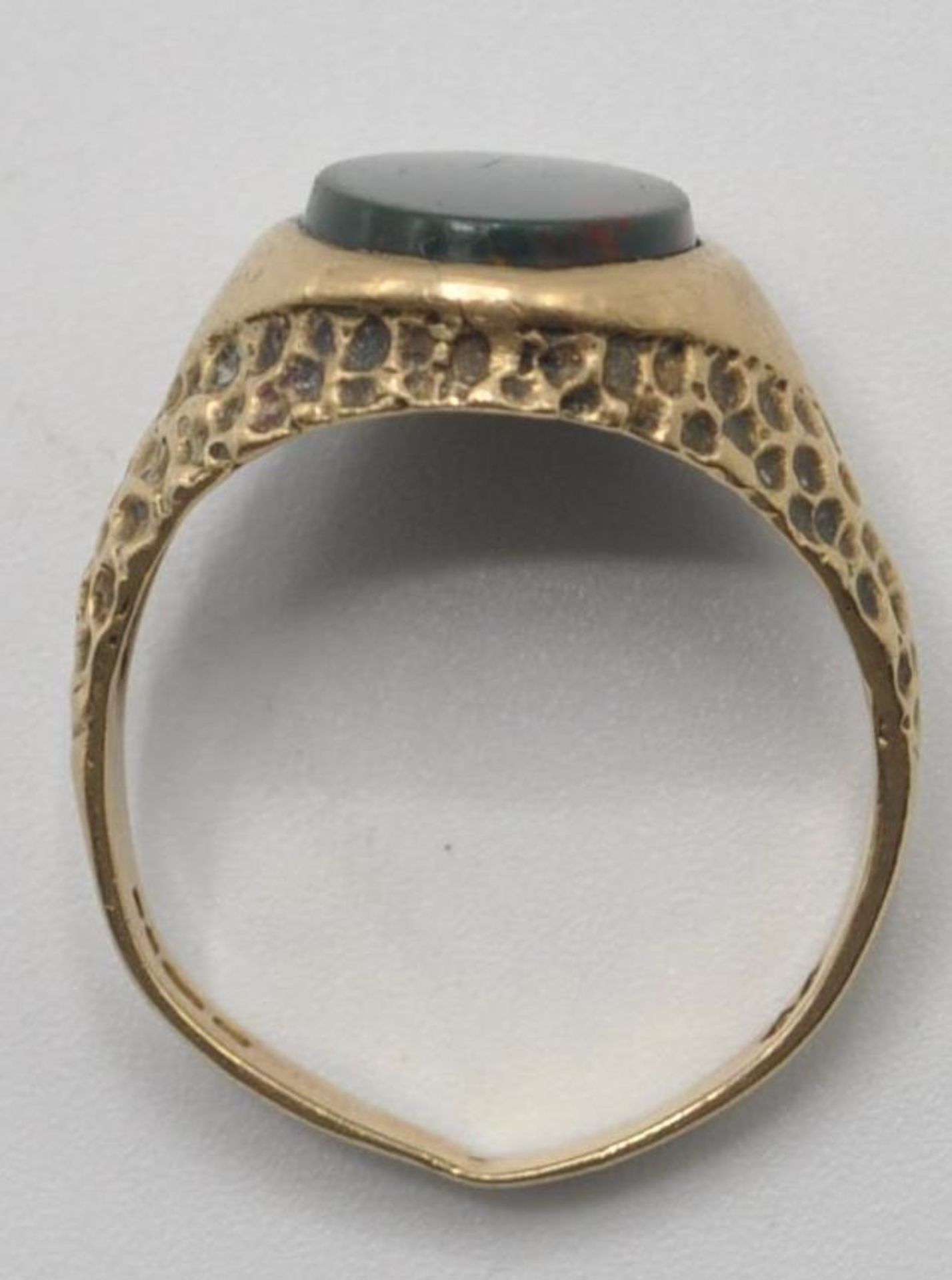 1970'S 9CT GOLD AND BLOODSTONE SIGNET RING - Bild 2 aus 6