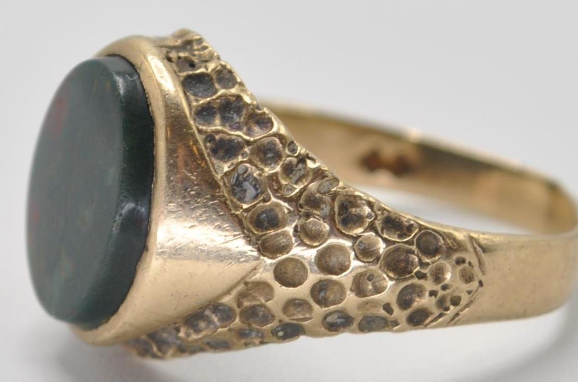 1970'S 9CT GOLD AND BLOODSTONE SIGNET RING - Bild 3 aus 6