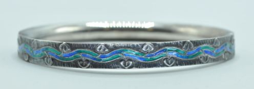 ARTS AND CRAFTS / ART NOUVEAU SILVER BANGLE IN THE MANNER OF ARCHIBOLD KNOX LIBERTY.