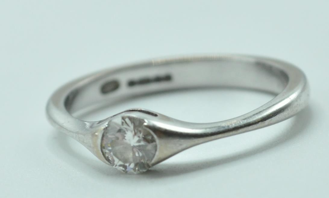 18CT WHITE GOLD AND DIAMOND RING AND 18CT GOLD BAND RING - Image 4 of 6