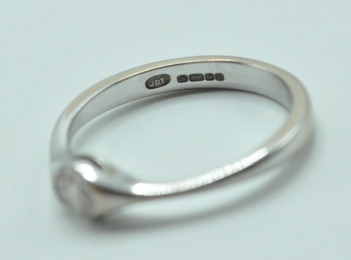 18CT WHITE GOLD AND DIAMOND RING AND 18CT GOLD BAND RING - Image 5 of 6