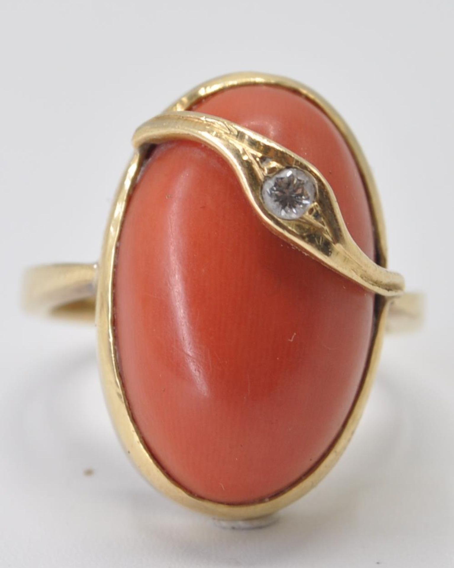 18CT GOLD CORAL AND DIAMOND COCKTAIL RING - Image 3 of 7