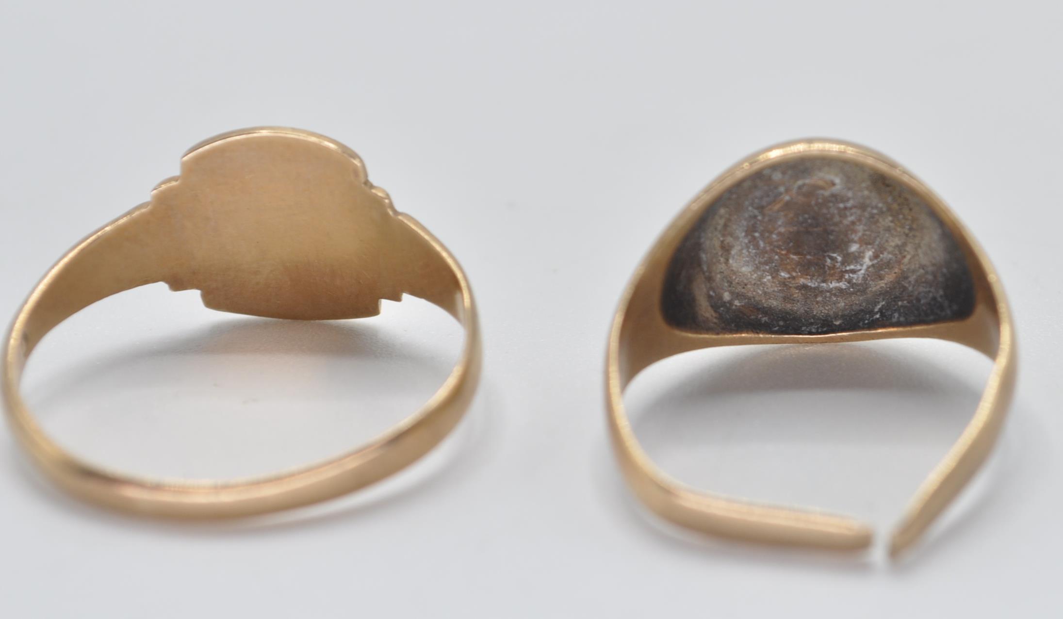 TWO VINTAGE 9CT GOLD SIGNET RINGS - Image 5 of 6