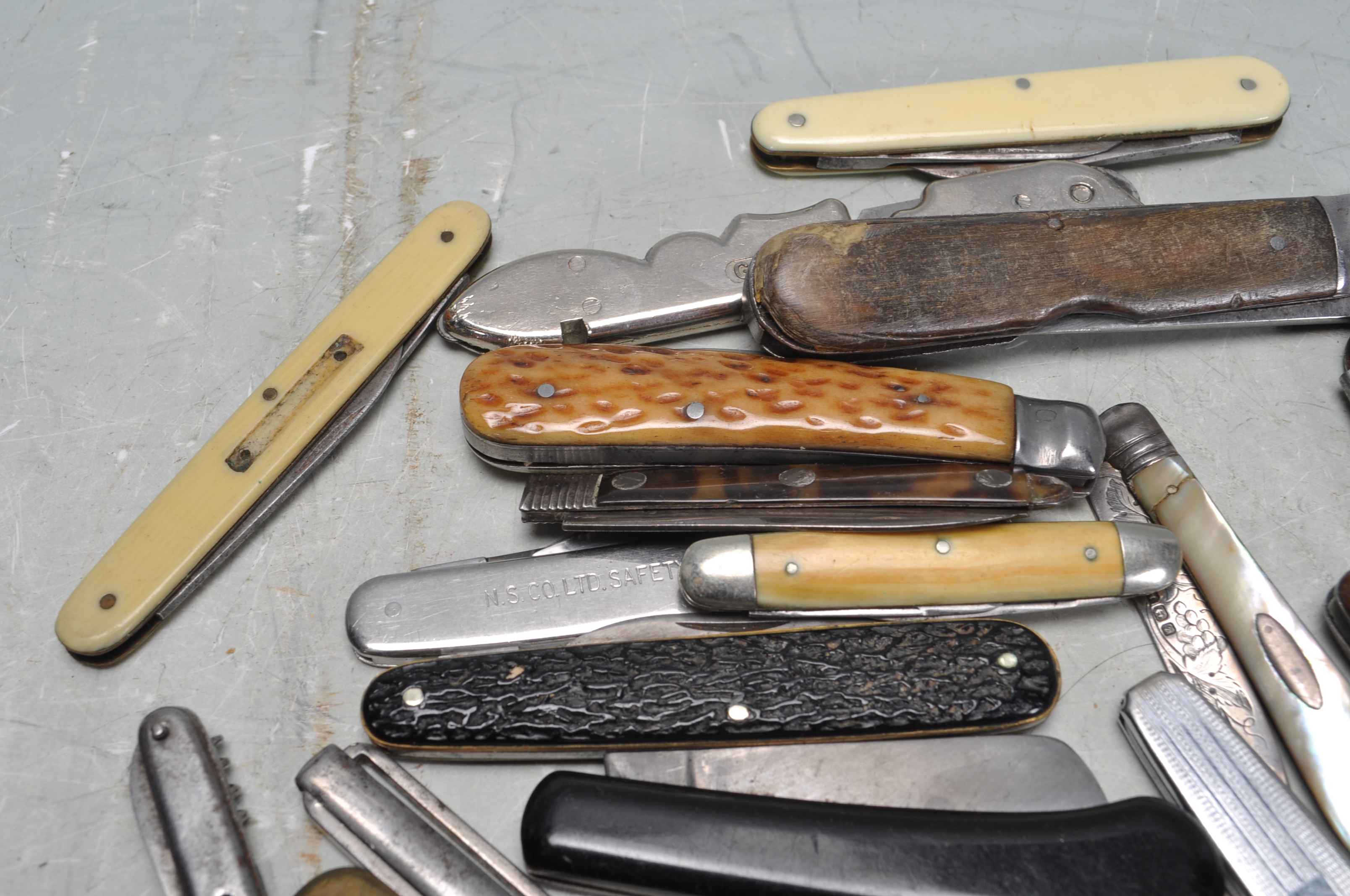 GROUP OF VINTAGE RETRO 20TH CENTURY PEN KNIVES - Image 4 of 6
