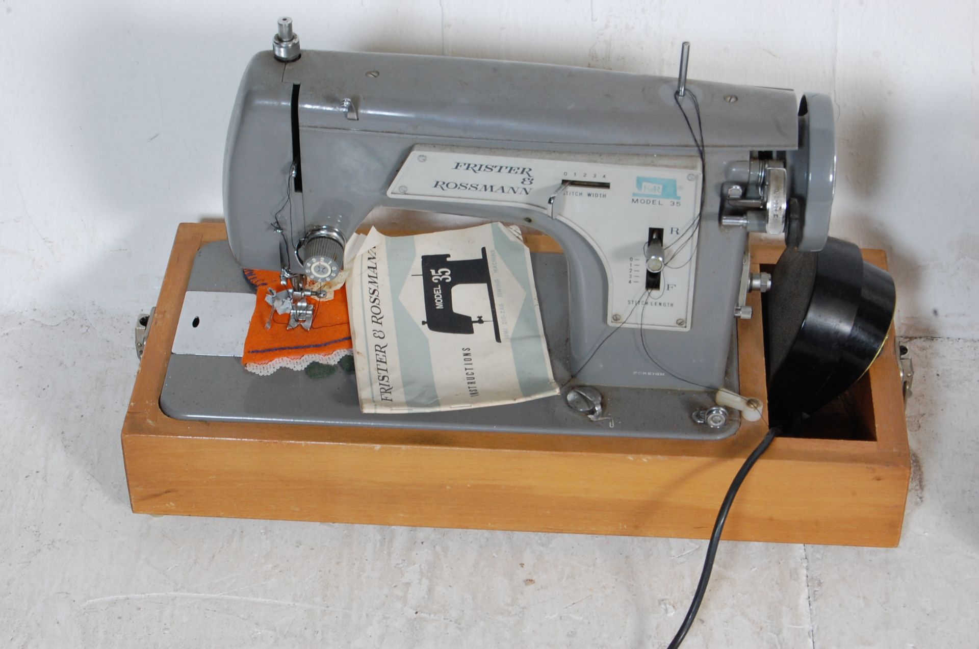 THREE VINTAGE ELECTRONIC SEWING MACHINES - Image 2 of 8