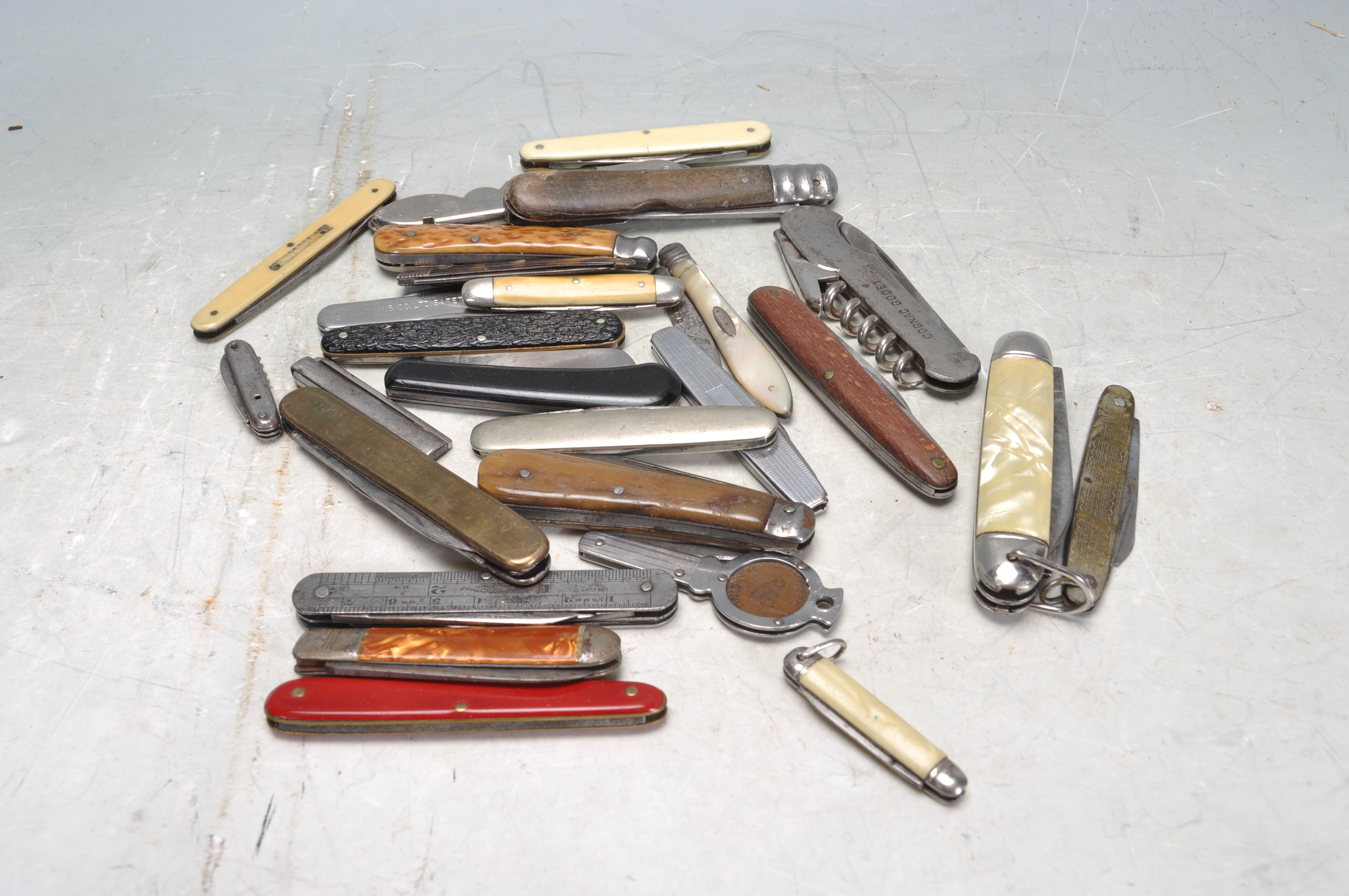 GROUP OF VINTAGE RETRO 20TH CENTURY PEN KNIVES