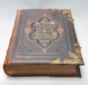 EARLY 20TH CENTURY HOLY BIBLE WITH ILLUSTRATIONS