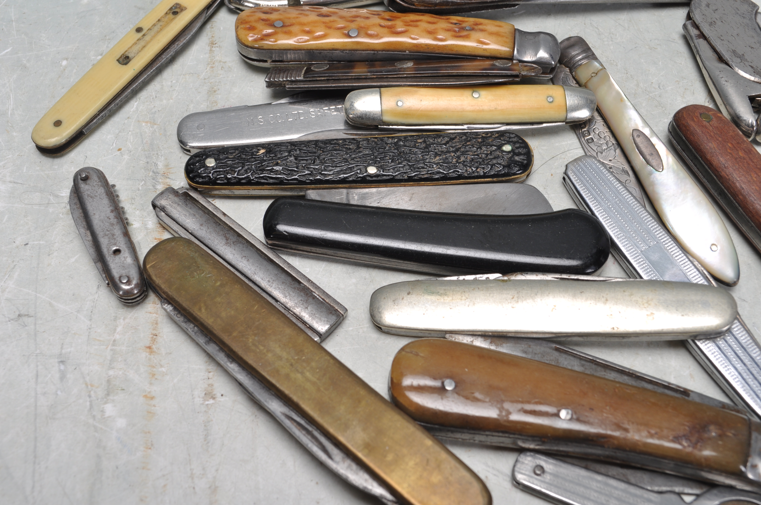 GROUP OF VINTAGE RETRO 20TH CENTURY PEN KNIVES - Image 3 of 6