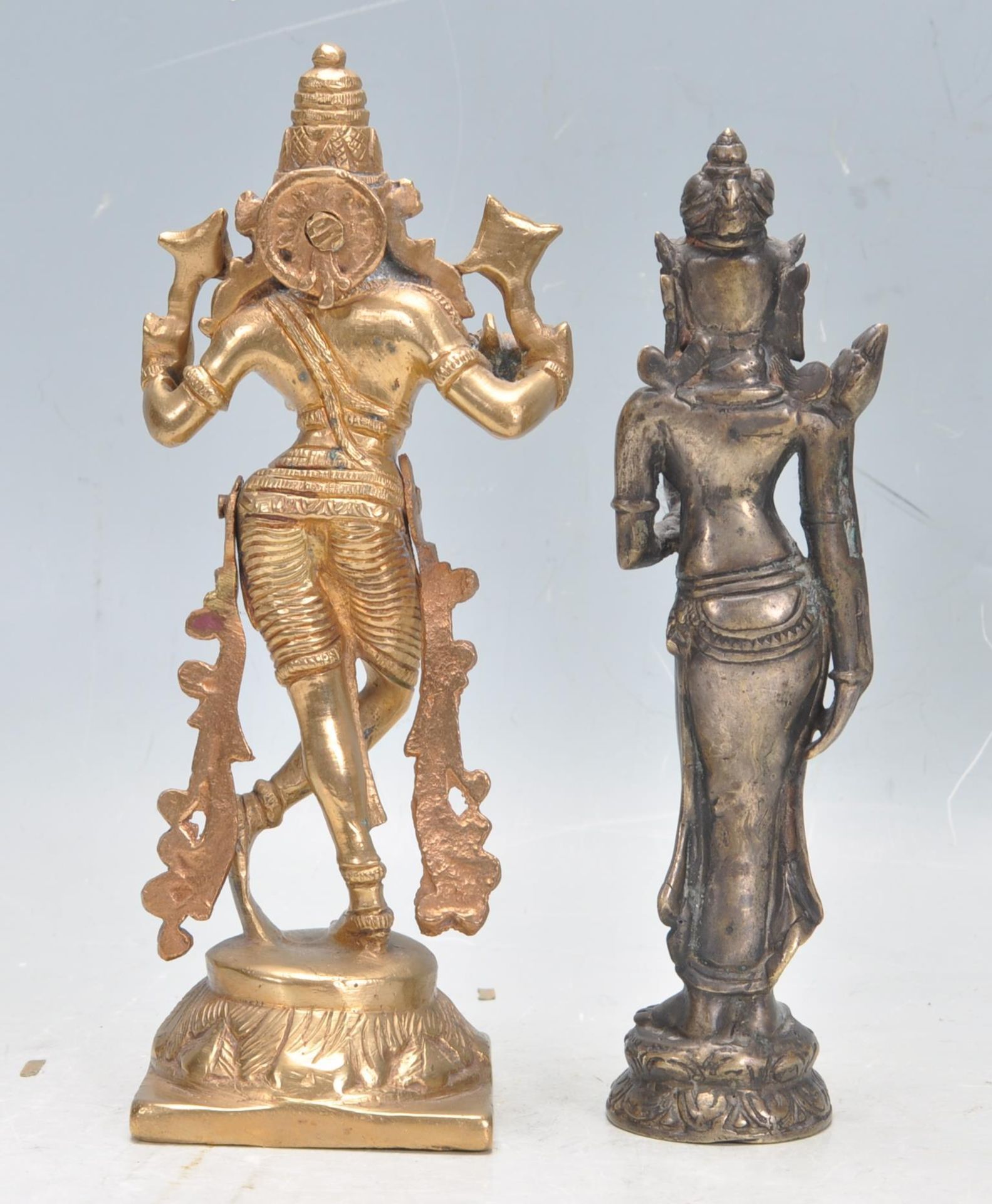 TWO BRASS DEITY FIGURINES DEPICTING KRISHNA AND DEWI SRI. - Bild 3 aus 6