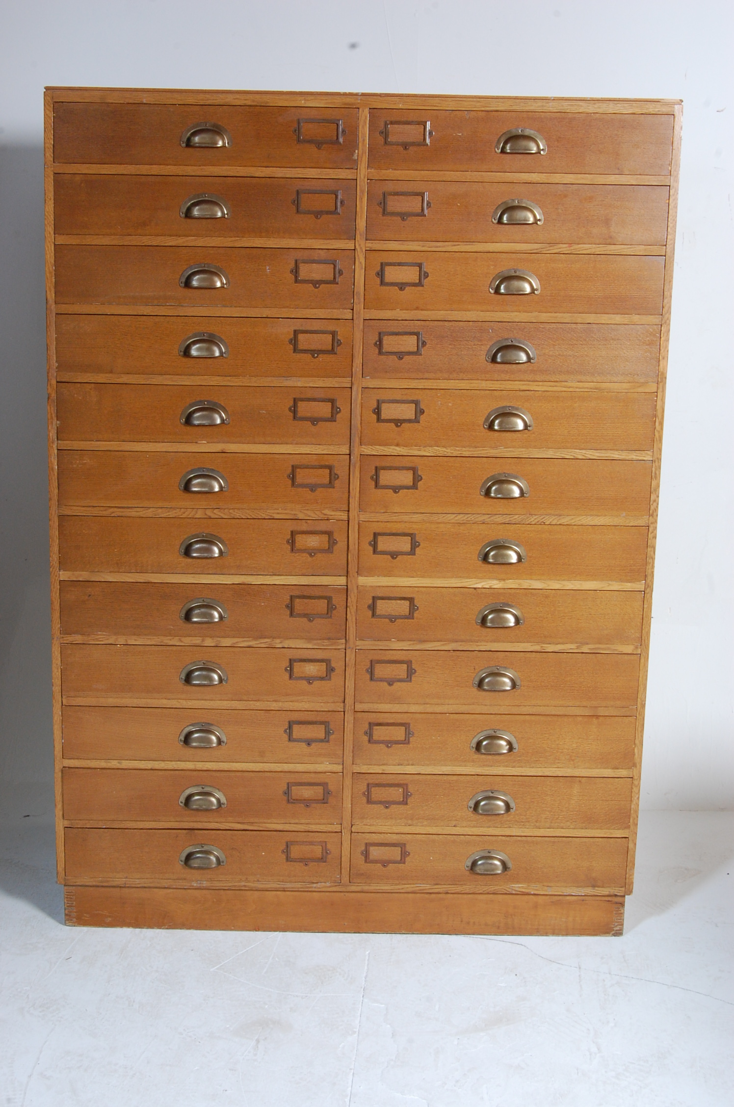 LARGE IMPRESSIVE VINTAGE EARLY 20TH CENTURY OAK 24 DRAWER MUSEUM SPECIMEN CABINET - Image 3 of 6