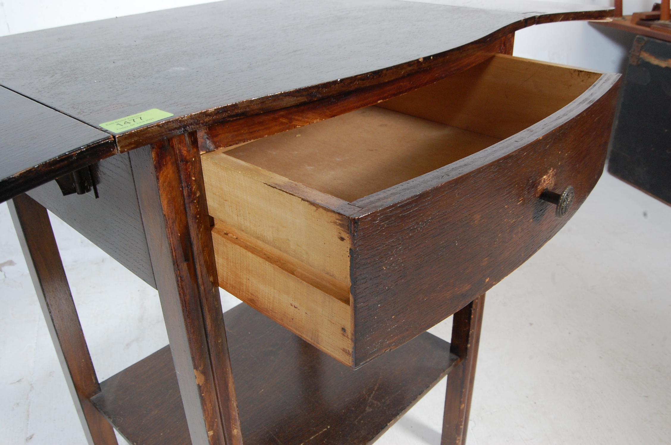 MID 20TH CENTURY OAK SIDE / OCCASIONAL TABLE - Image 5 of 5