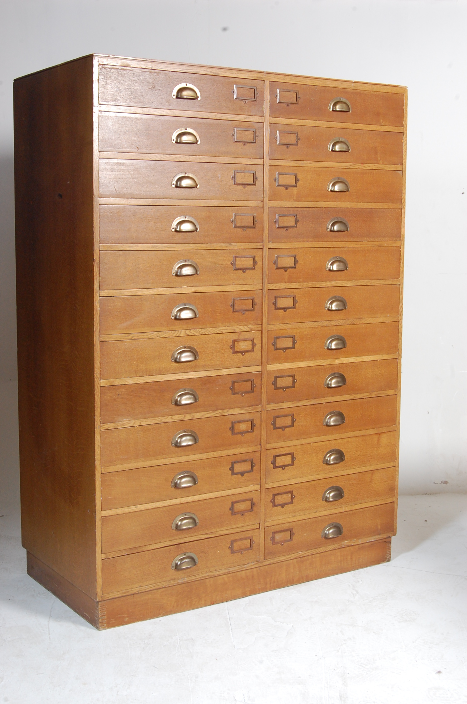 LARGE IMPRESSIVE VINTAGE EARLY 20TH CENTURY OAK 24 DRAWER MUSEUM SPECIMEN CABINET - Image 2 of 6