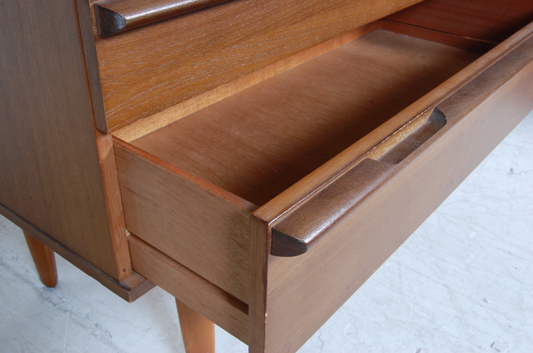 VINTAGE 20TH CENTURY TEAK WOOD DRESSING TABLE CHEST BY AVALON - Image 6 of 6