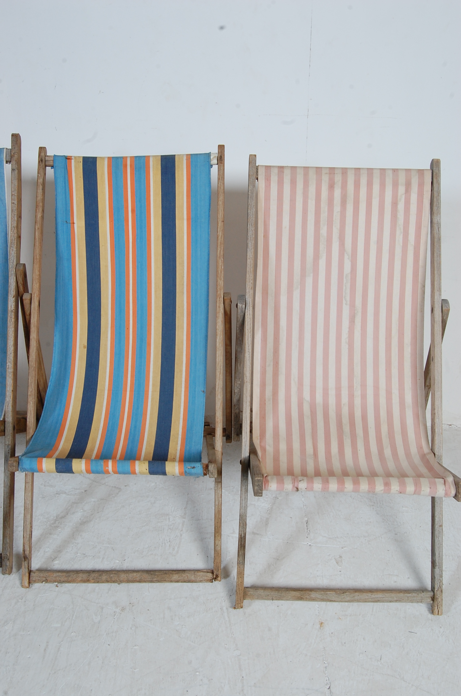 COLLECTION OF FOUR VINTAGE FOLDING DECK CHAIRS - Image 3 of 9