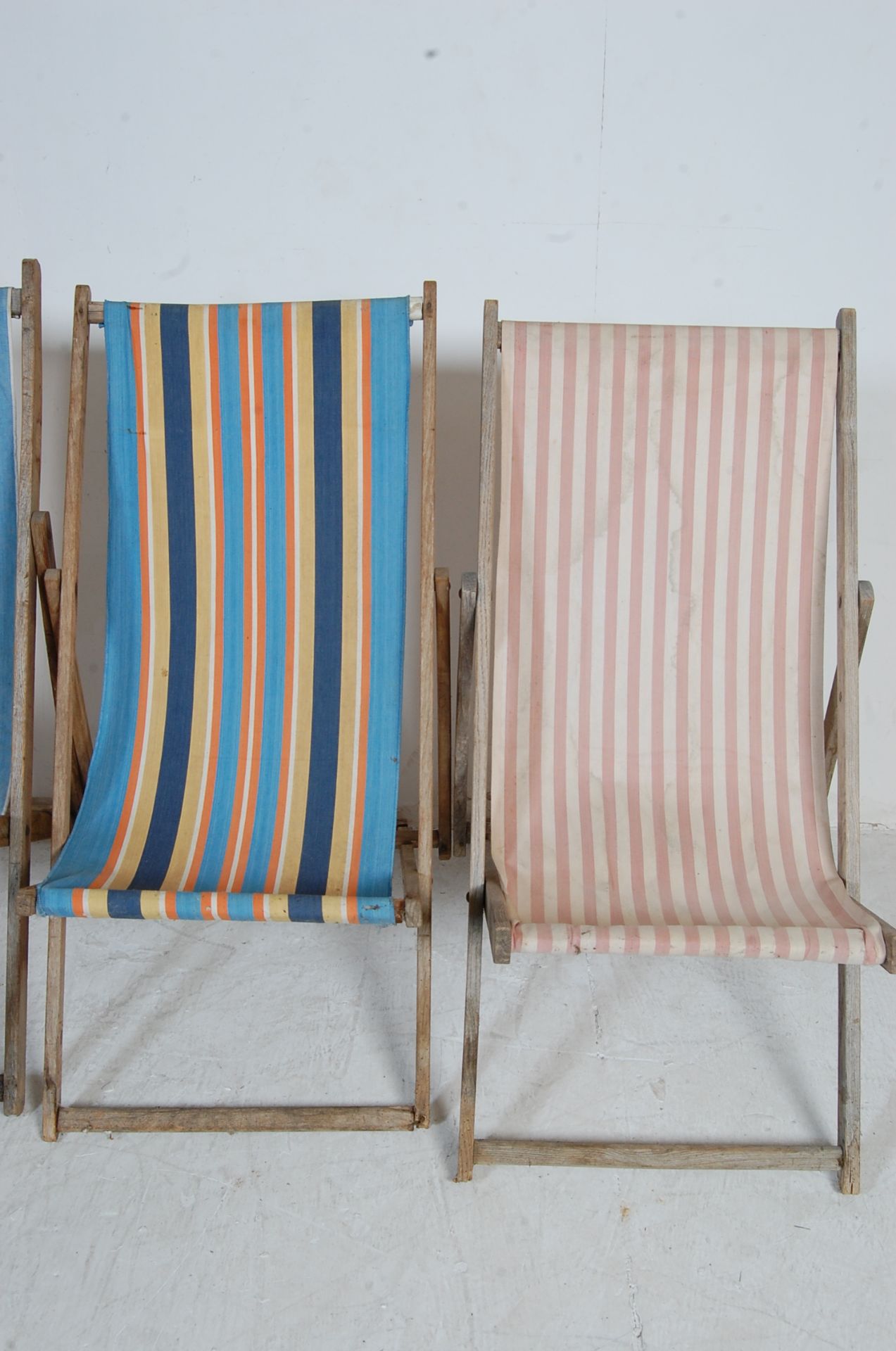 COLLECTION OF FOUR VINTAGE FOLDING DECK CHAIRS - Image 3 of 9