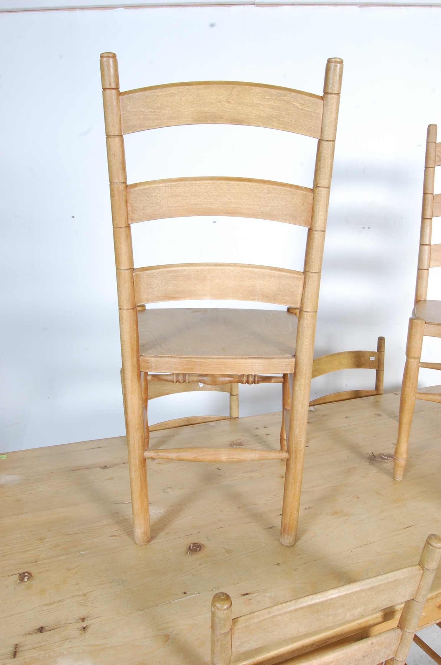 LARGE VINTAGE 20TH CENTURY PINE TABLE AND CHAIRS - Image 4 of 7