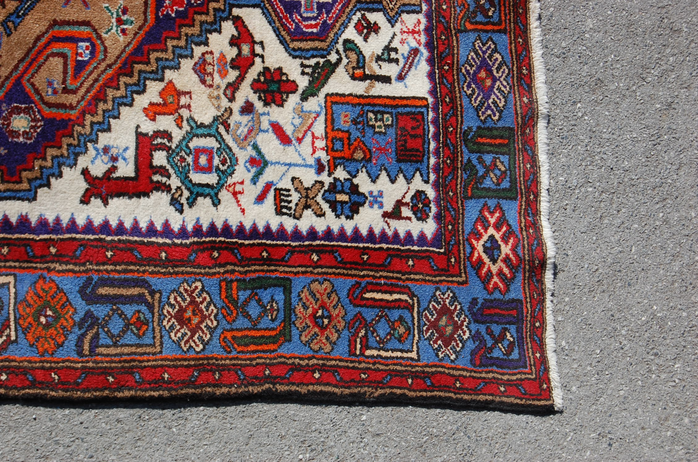 MID 20TH CENTURY PERSIAN ISLAMIC HAMADAN CARPET RUG - Image 4 of 7