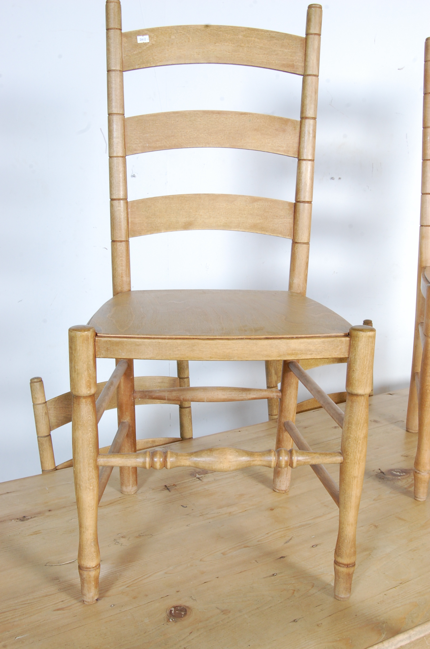 LARGE VINTAGE 20TH CENTURY PINE TABLE AND CHAIRS - Image 2 of 7