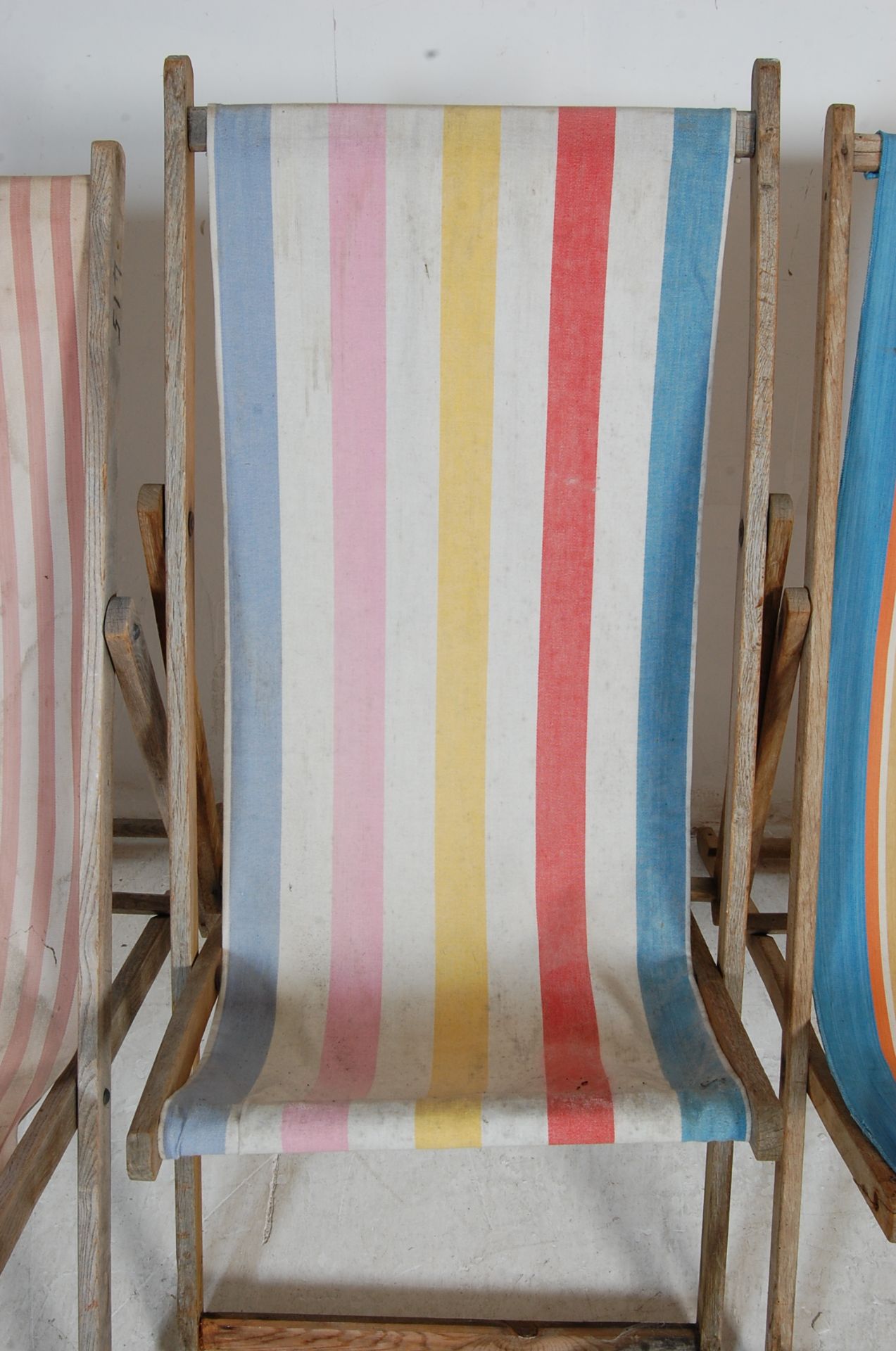 COLLECTION OF FOUR VINTAGE FOLDING DECK CHAIRS - Image 6 of 9