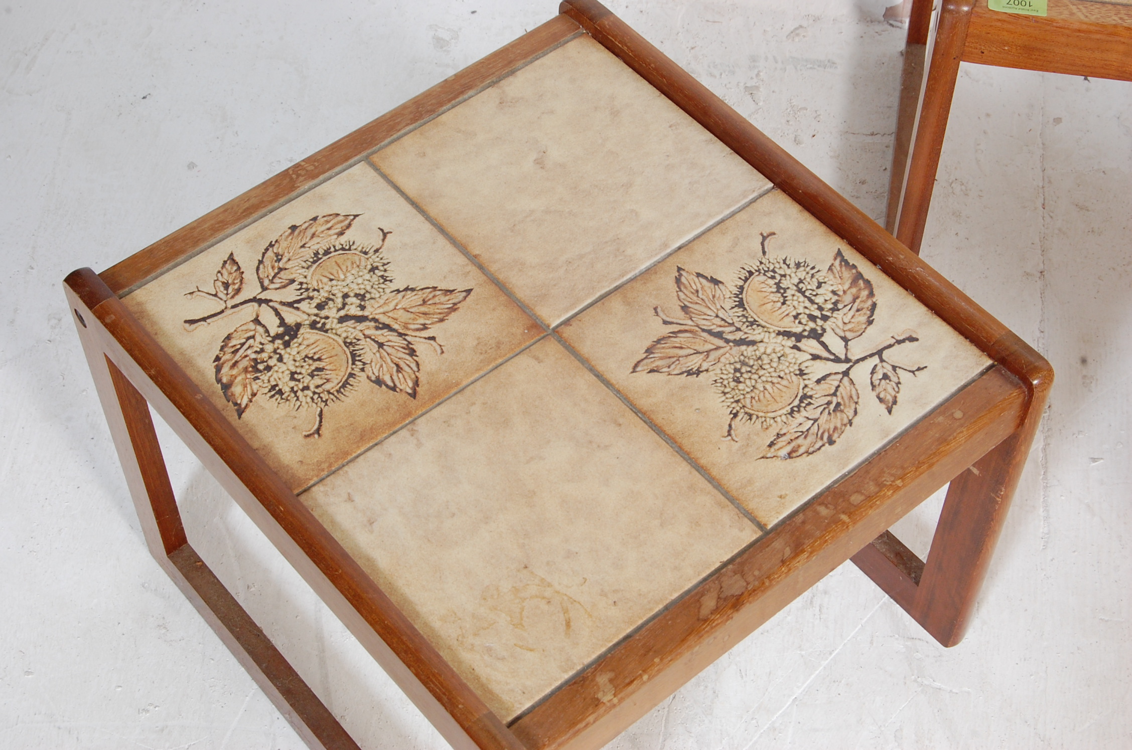 RETRO VINTAGE LATE 20TH CENTURY TILE TOP NEST OF TABLES - Image 3 of 6