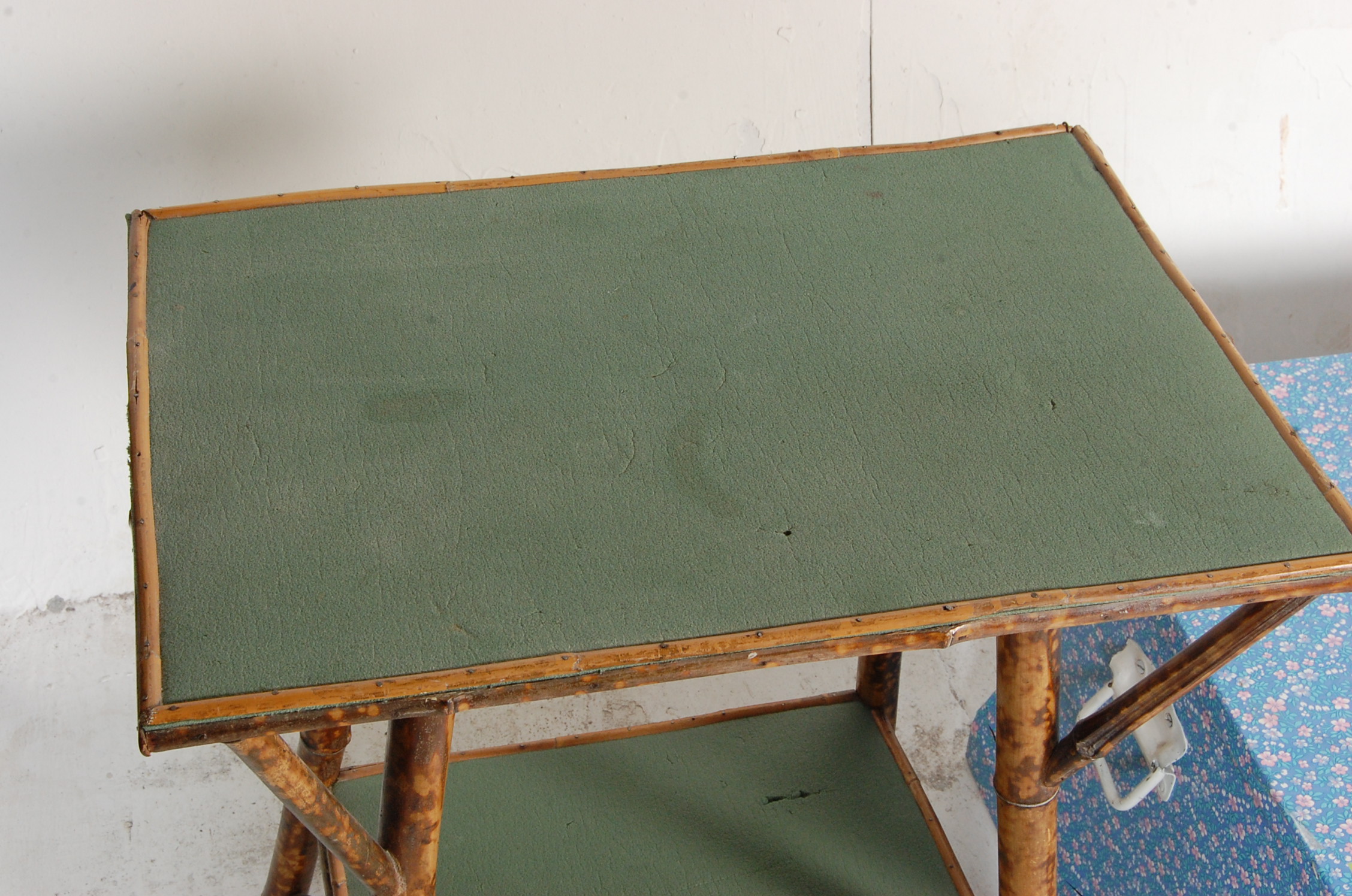 ANTIQUE STYLE PINE BLANKET BOX AND BAMBOO SIDE TABLE - Image 3 of 5