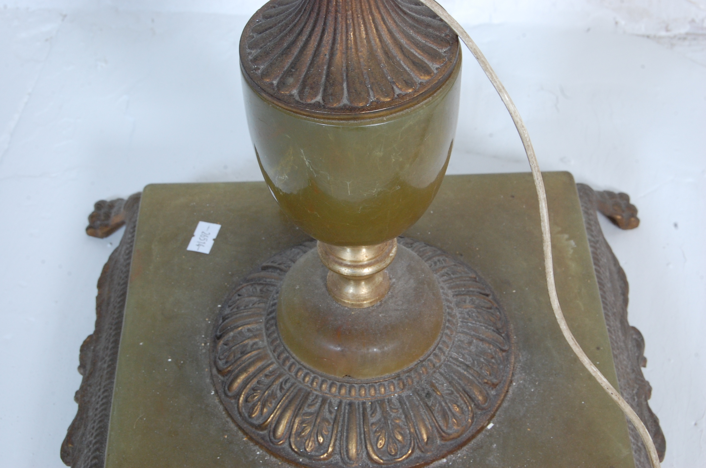 ANTIQUE STYLE BRASS AND ONYX FLOOR STANDING STANDARD LAMP - Image 4 of 5
