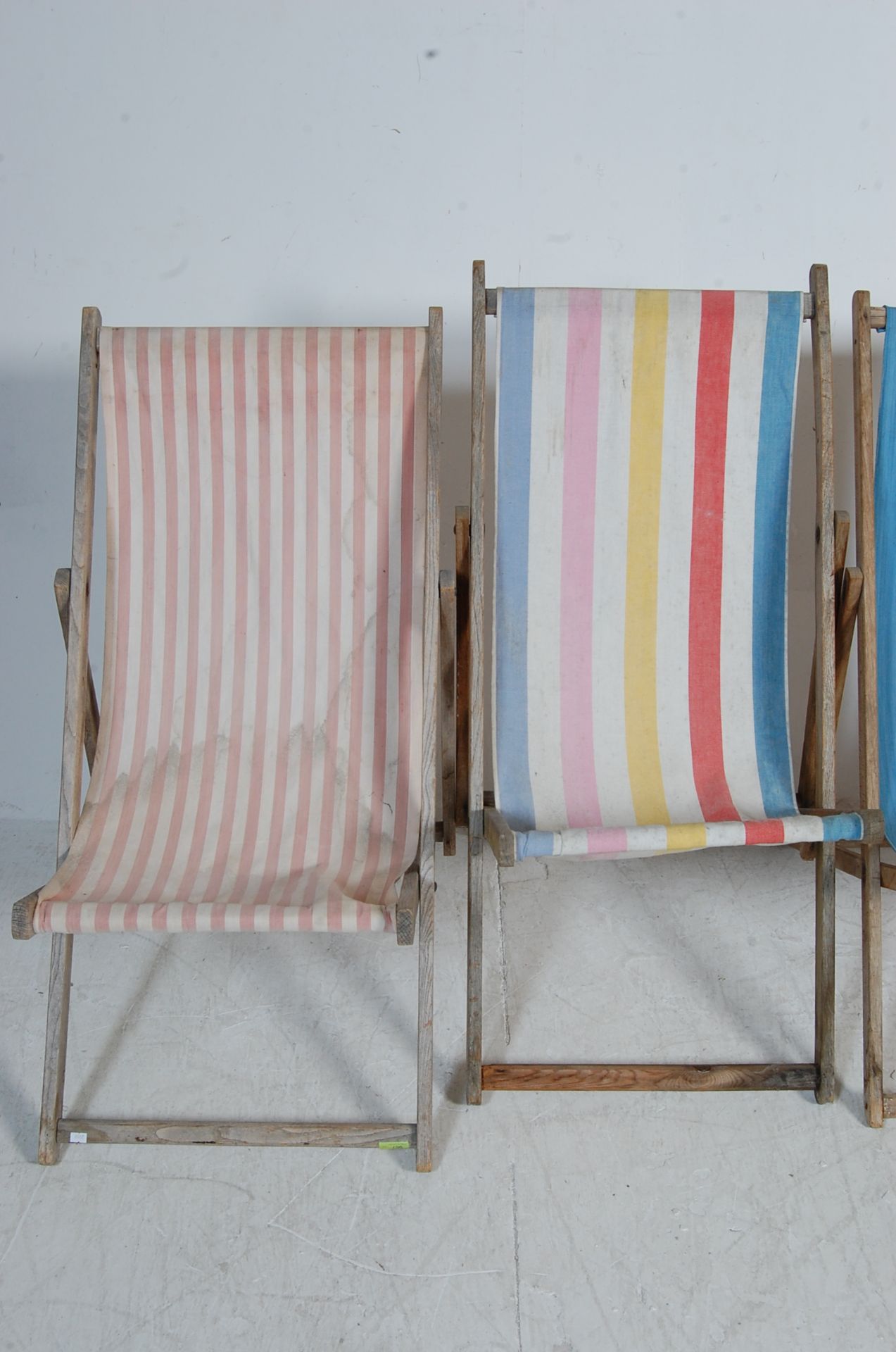 COLLECTION OF FOUR VINTAGE FOLDING DECK CHAIRS - Image 2 of 9