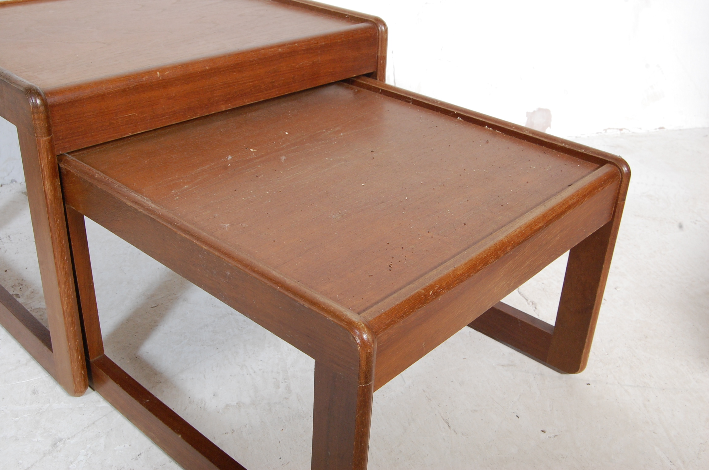 GROUP OF 20TH CENTURY OCCASIONAL FURNITURE - Image 5 of 10