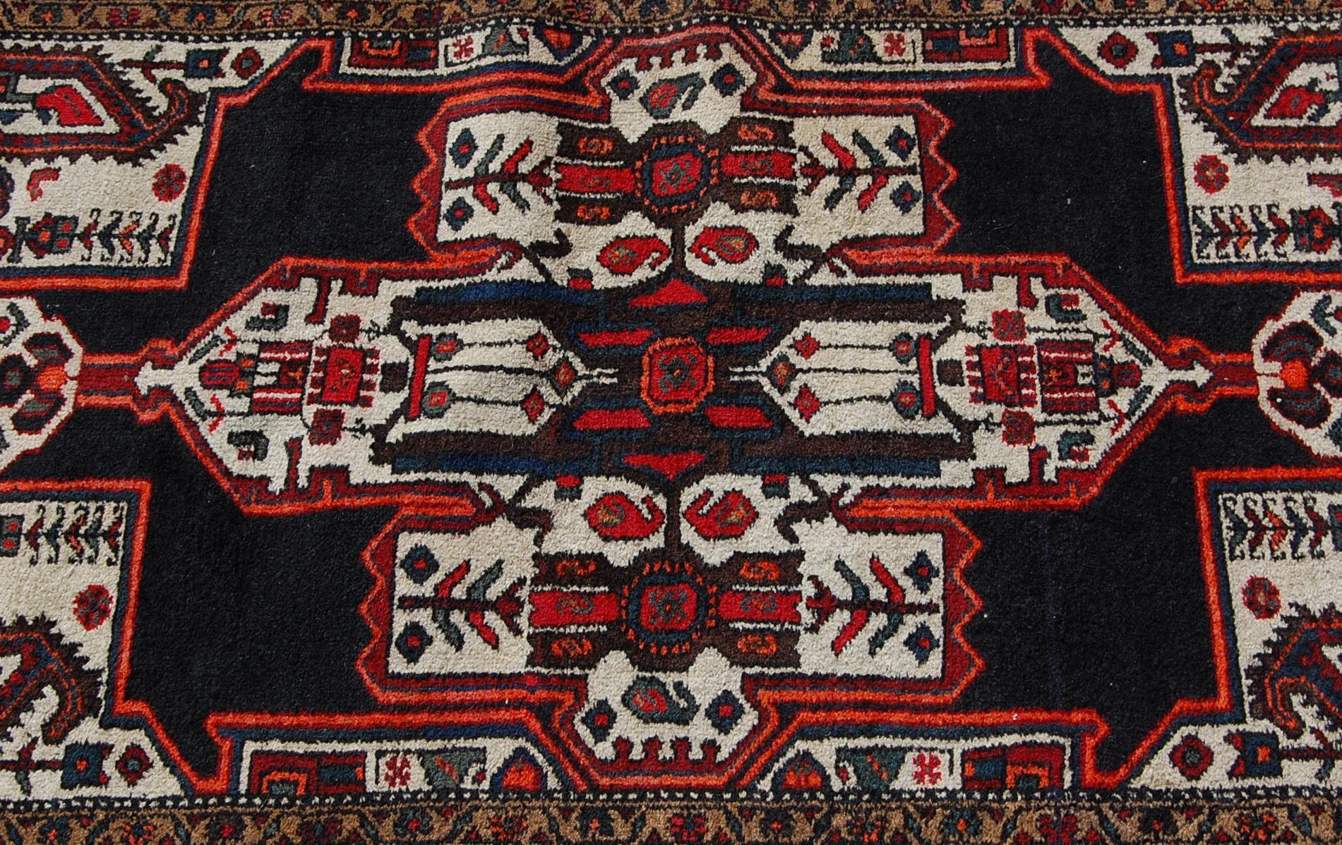 20TH CENTURY PERSIAN ISLAMIC HAMADAN CARPET RUG - Image 6 of 7