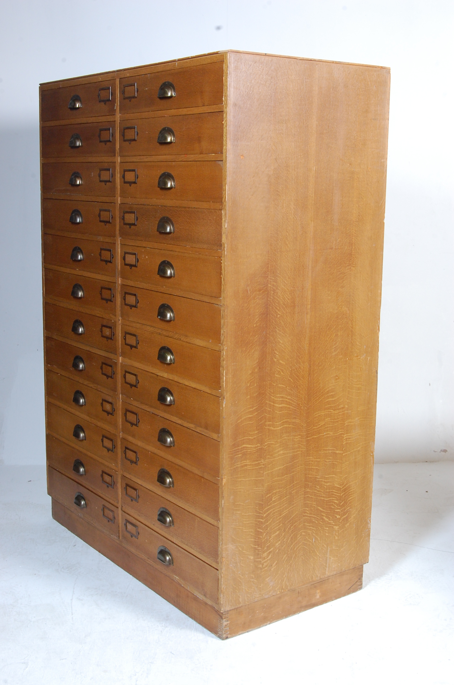 LARGE IMPRESSIVE VINTAGE EARLY 20TH CENTURY OAK 24 DRAWER MUSEUM SPECIMEN CABINET - Image 4 of 6