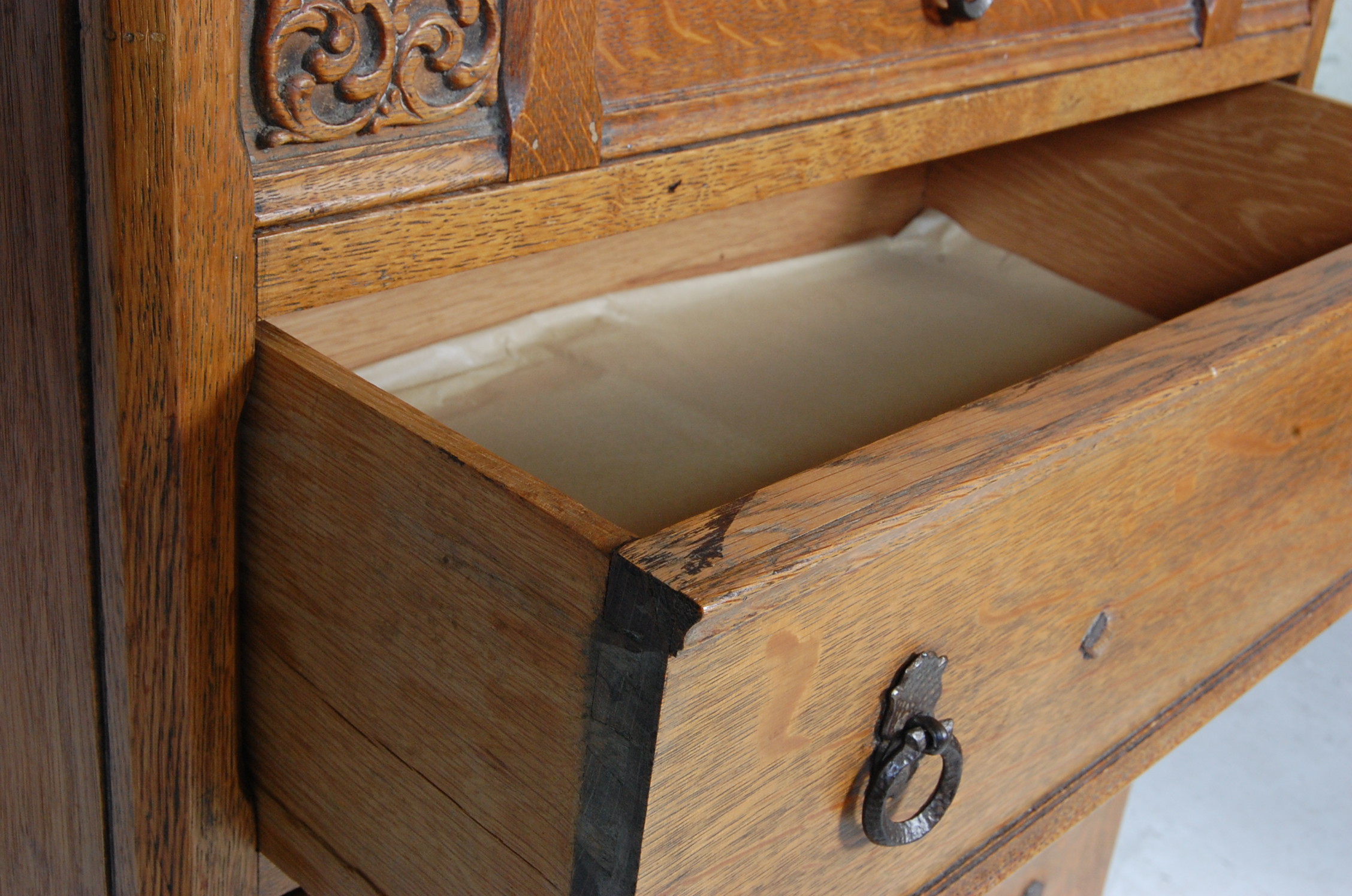 1930S OAK PEDESTAL CHEST OF DRAWERS - Image 4 of 5