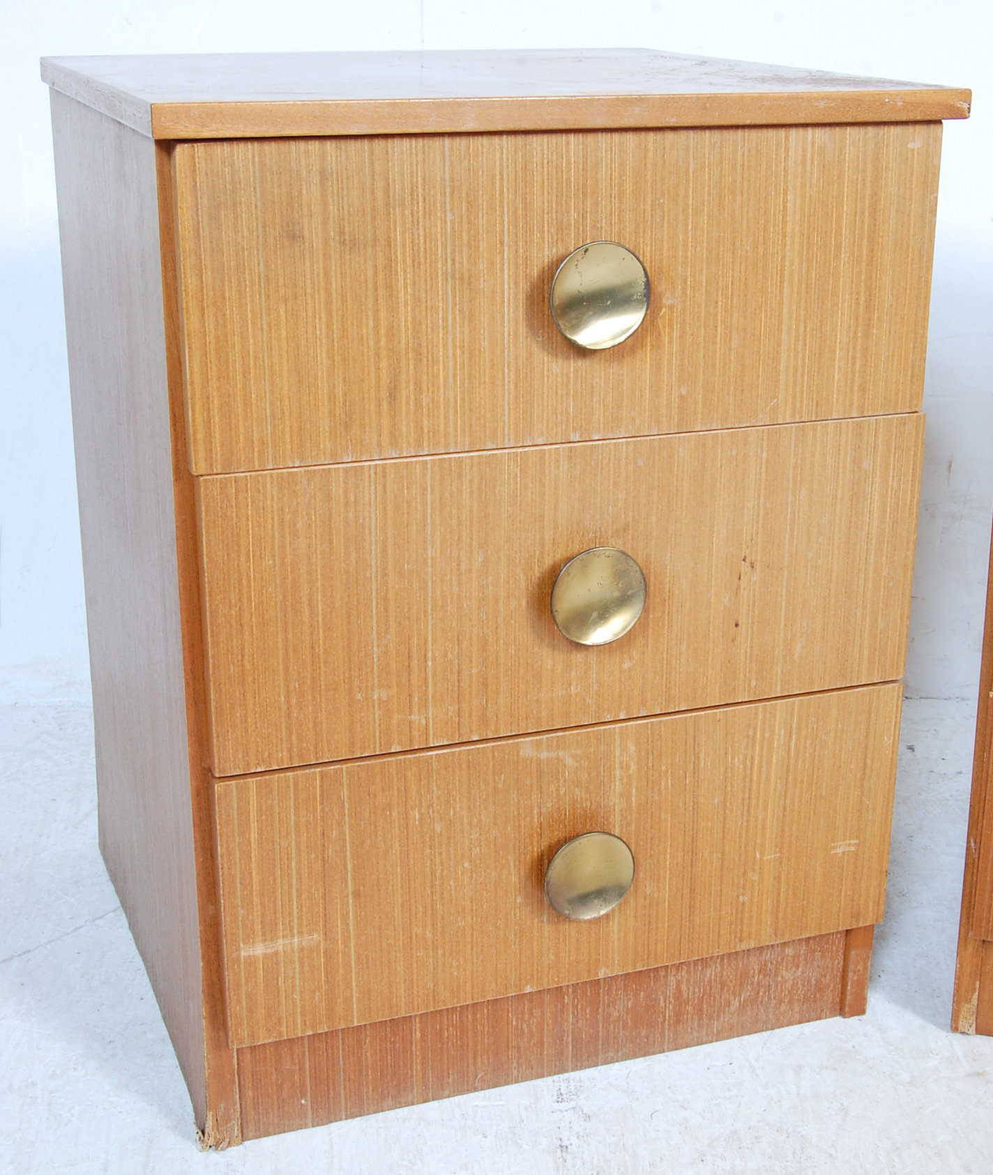 MID CENTURY RETRO TEAK WOOD BEDSIDE CHESTS OF DRAWERS - Image 3 of 7