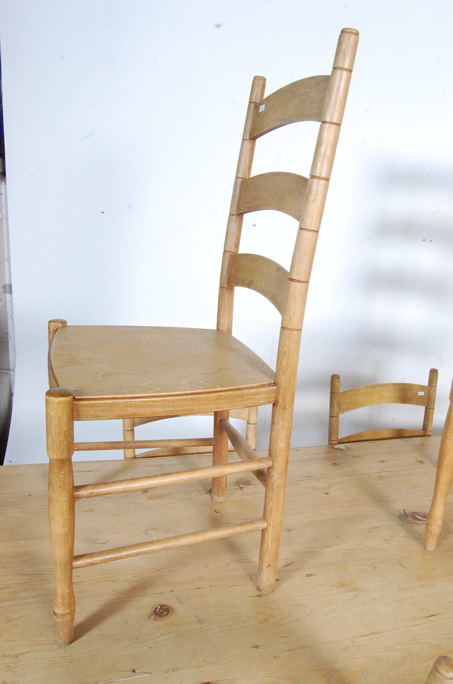 LARGE VINTAGE 20TH CENTURY PINE TABLE AND CHAIRS - Image 3 of 7