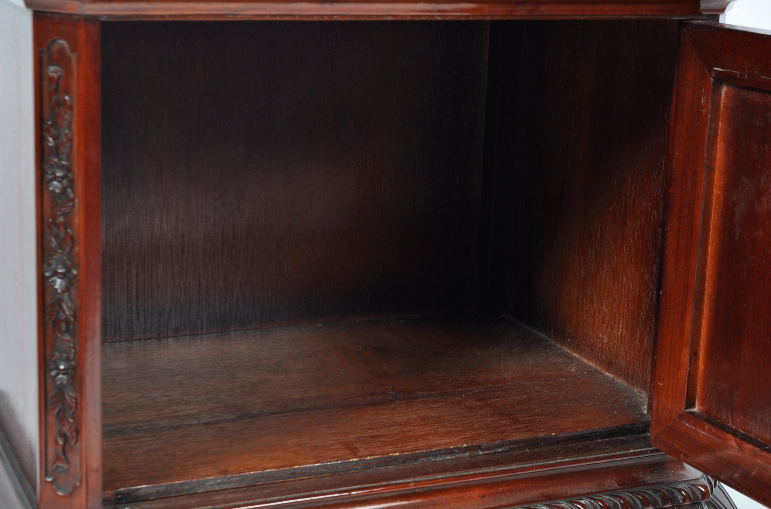 ANTIQUE REVIVAL FLAME MAHOGANY POT CUPBOARD / BEDSIDE - Image 5 of 8