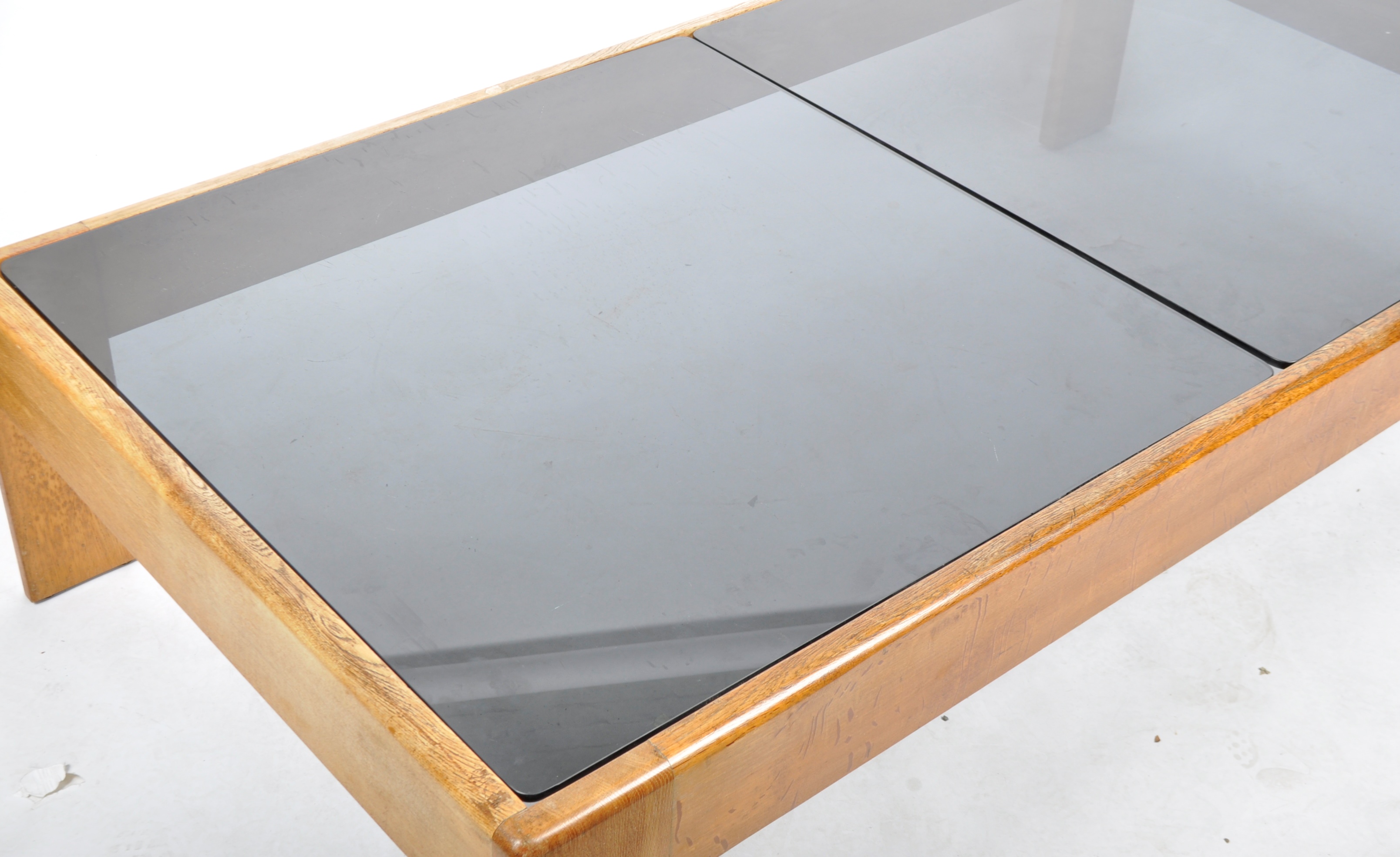 LARGE & IMPRESSIVE OAK AND SMOKEY GLASS TOPPED COFFEE TABLE - Image 3 of 5